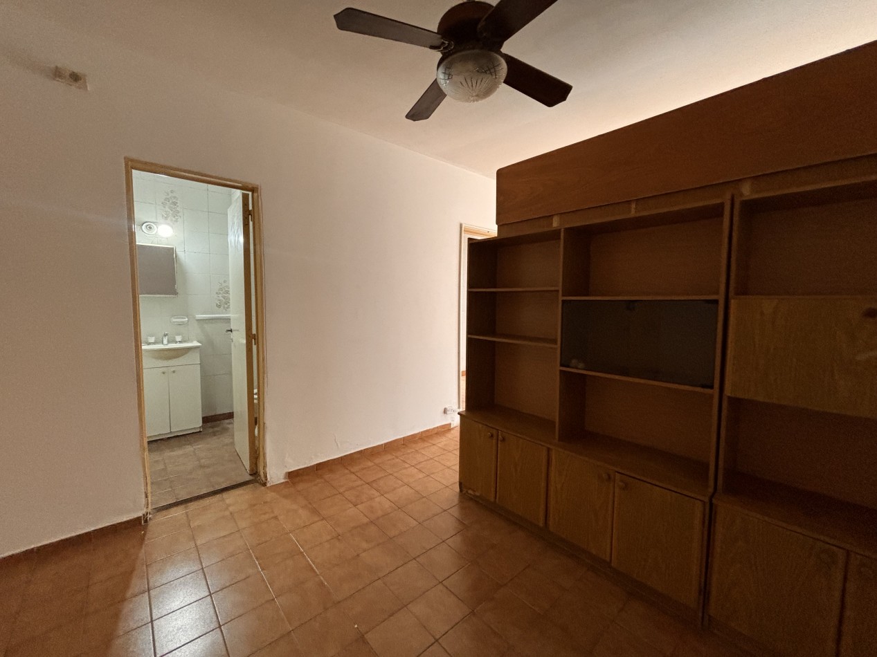Monoambiente dividido con cocina separada y balcon frances - Excelente ubicacion con conexion a lineas E y H