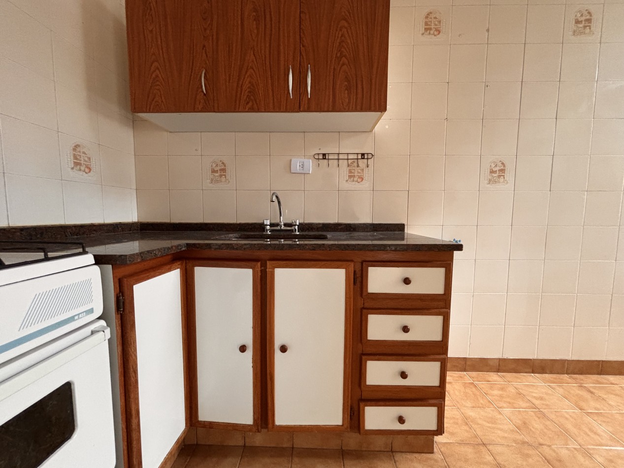 Monoambiente dividido con cocina separada y balcon frances - Excelente ubicacion con conexion a lineas E y H
