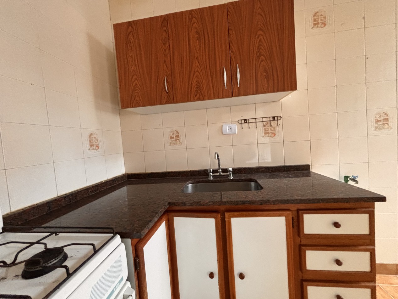 Monoambiente dividido con cocina separada y balcon frances - Excelente ubicacion con conexion a lineas E y H
