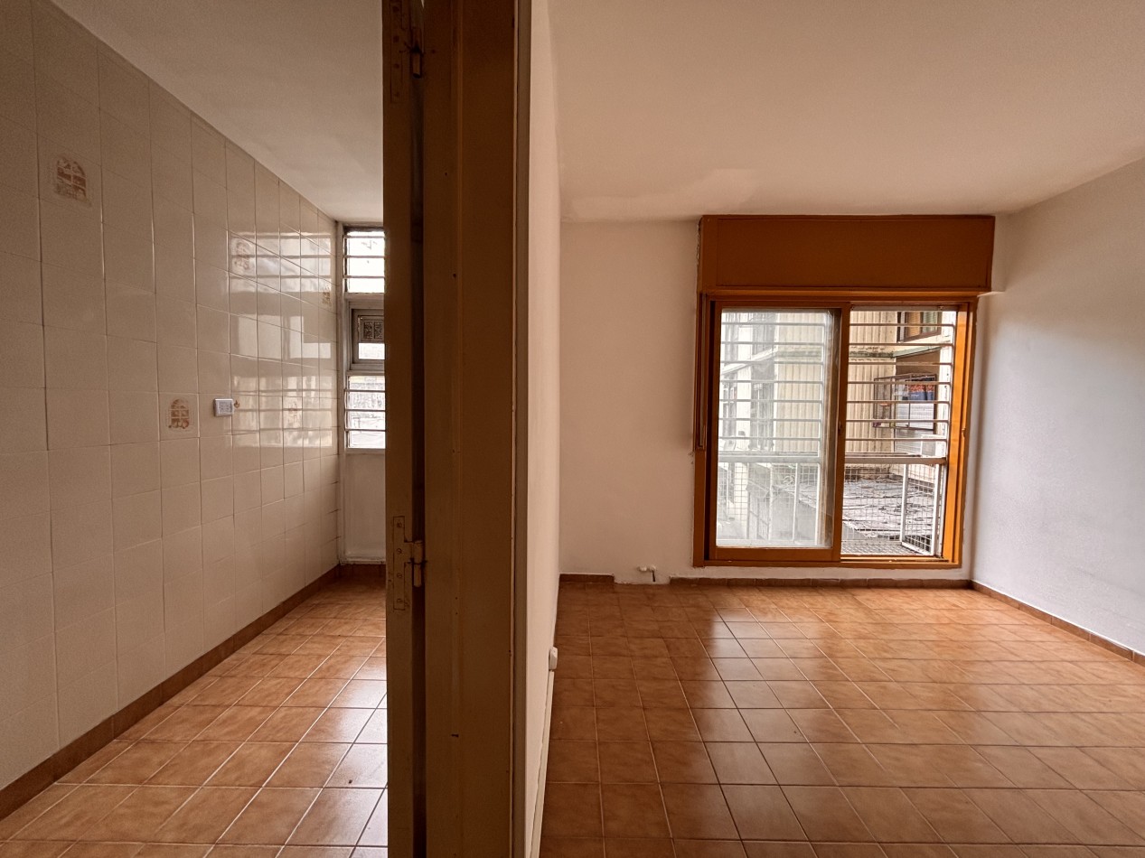 Monoambiente dividido con cocina separada y balcon frances - Excelente ubicacion con conexion a lineas E y H