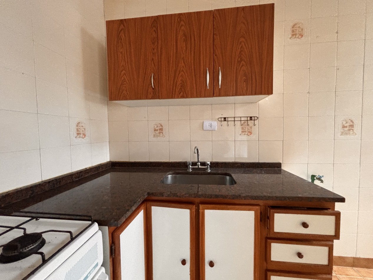 Monoambiente dividido con cocina separada y balcon frances - Excelente ubicacion con conexion a lineas E y H