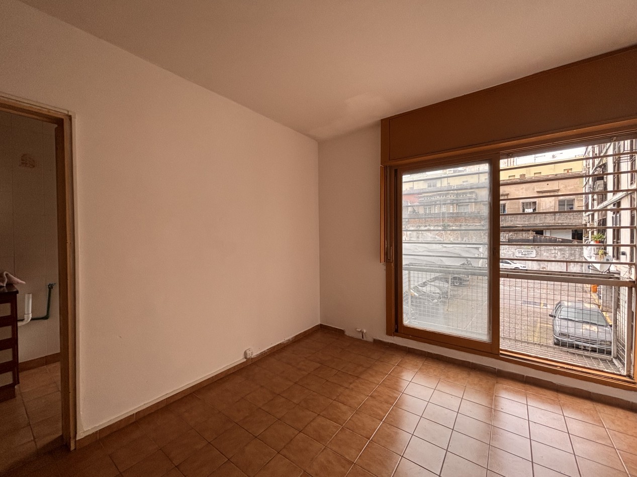Monoambiente dividido con cocina separada y balcon frances - Excelente ubicacion con conexion a lineas E y H