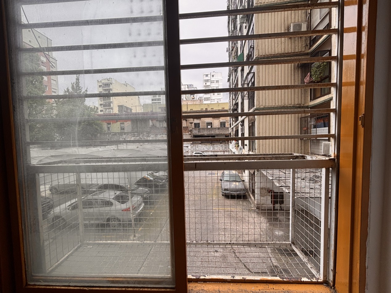 Monoambiente dividido con cocina separada y balcon frances - Excelente ubicacion con conexion a lineas E y H