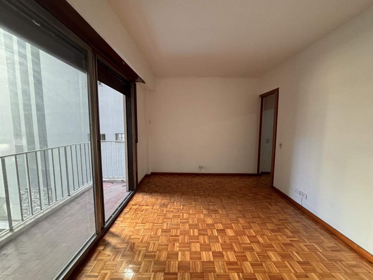 3 ambientes con balcon, palier privado y doble circulacion frente al PARQUE LAS HERAS
