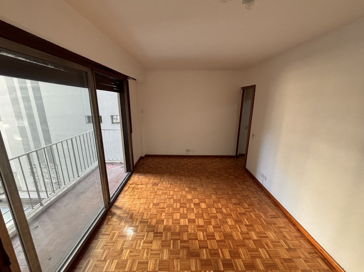 3 ambientes con balcon, palier privado y doble circulacion frente al PARQUE LAS HERAS