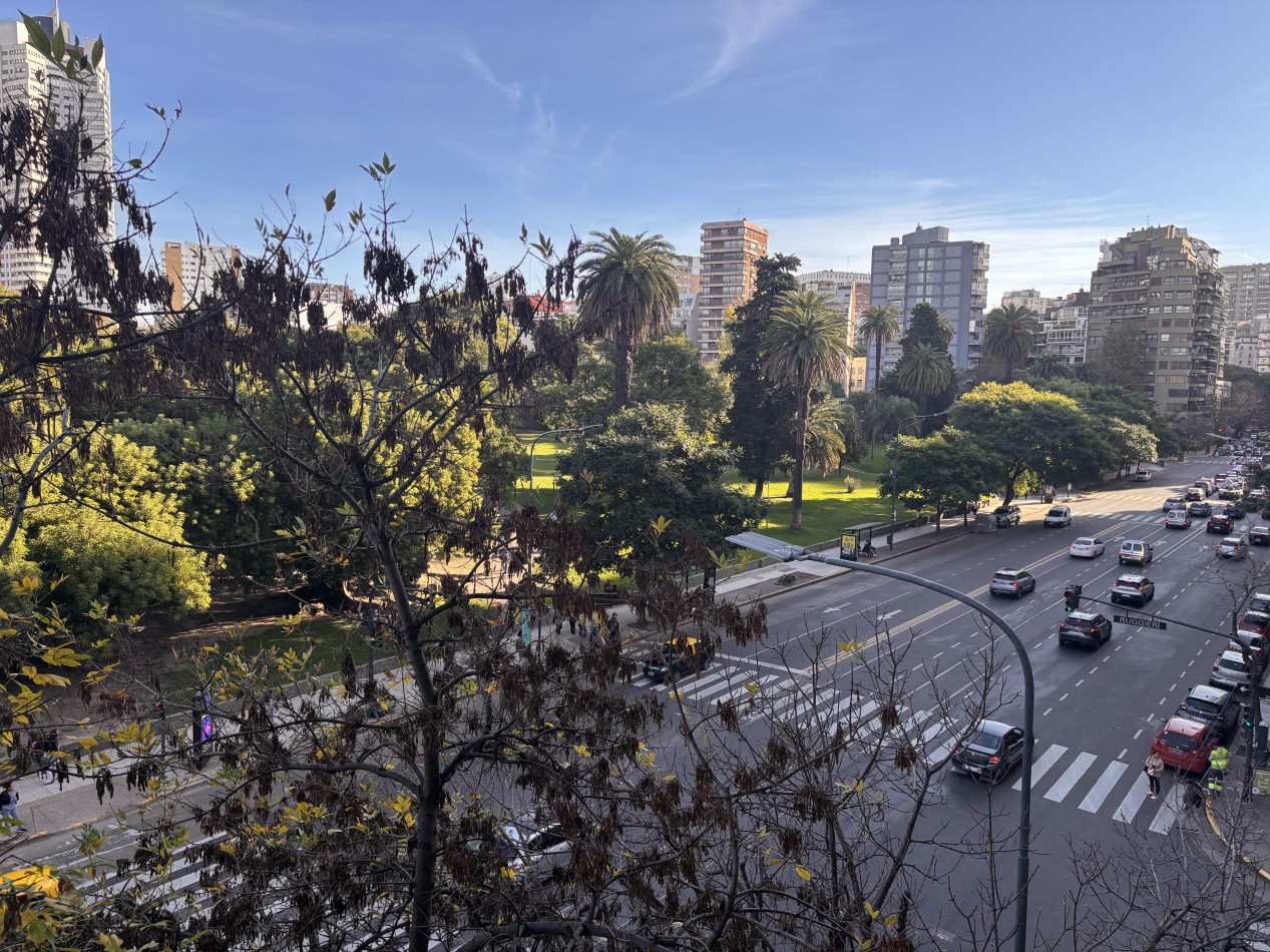 2 ambientes con balcon al frente con vista al Parque Las Heras
