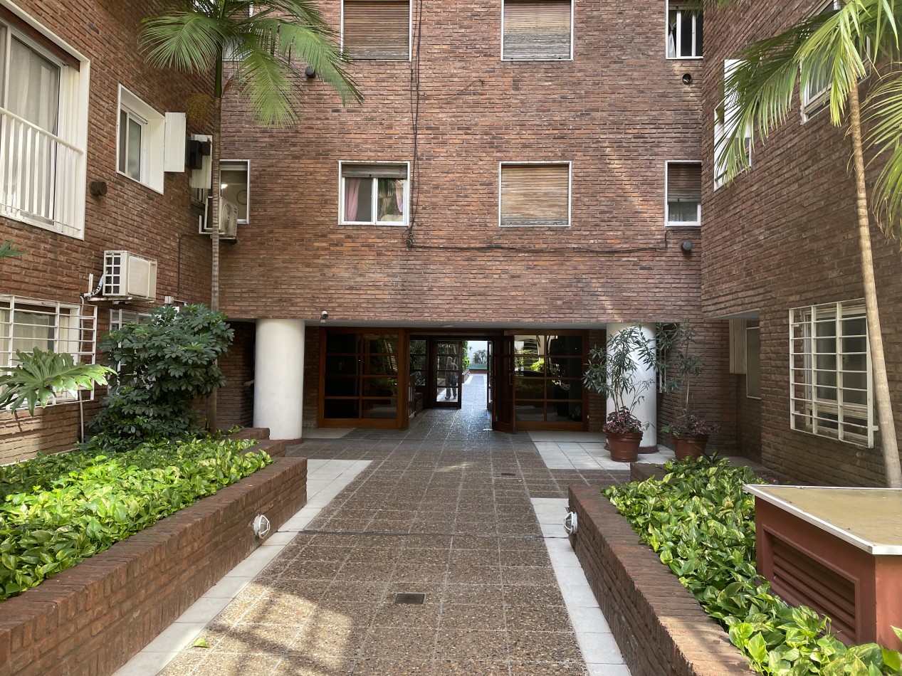 Excelente tres ambientes con vista abierta y balcon