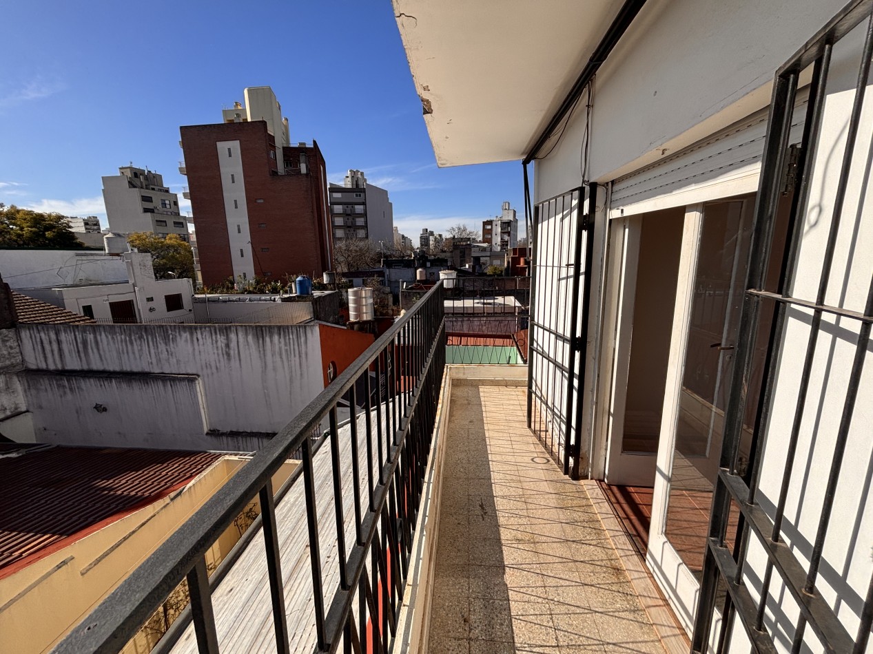Excelente PH al frente con balcon y terraza propia