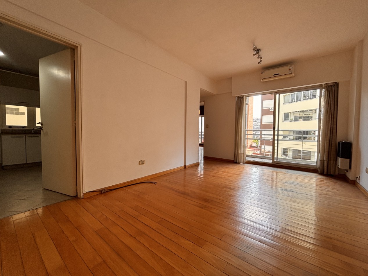 Hermoso dos ambienmtes al frente con balcon y COCHERA