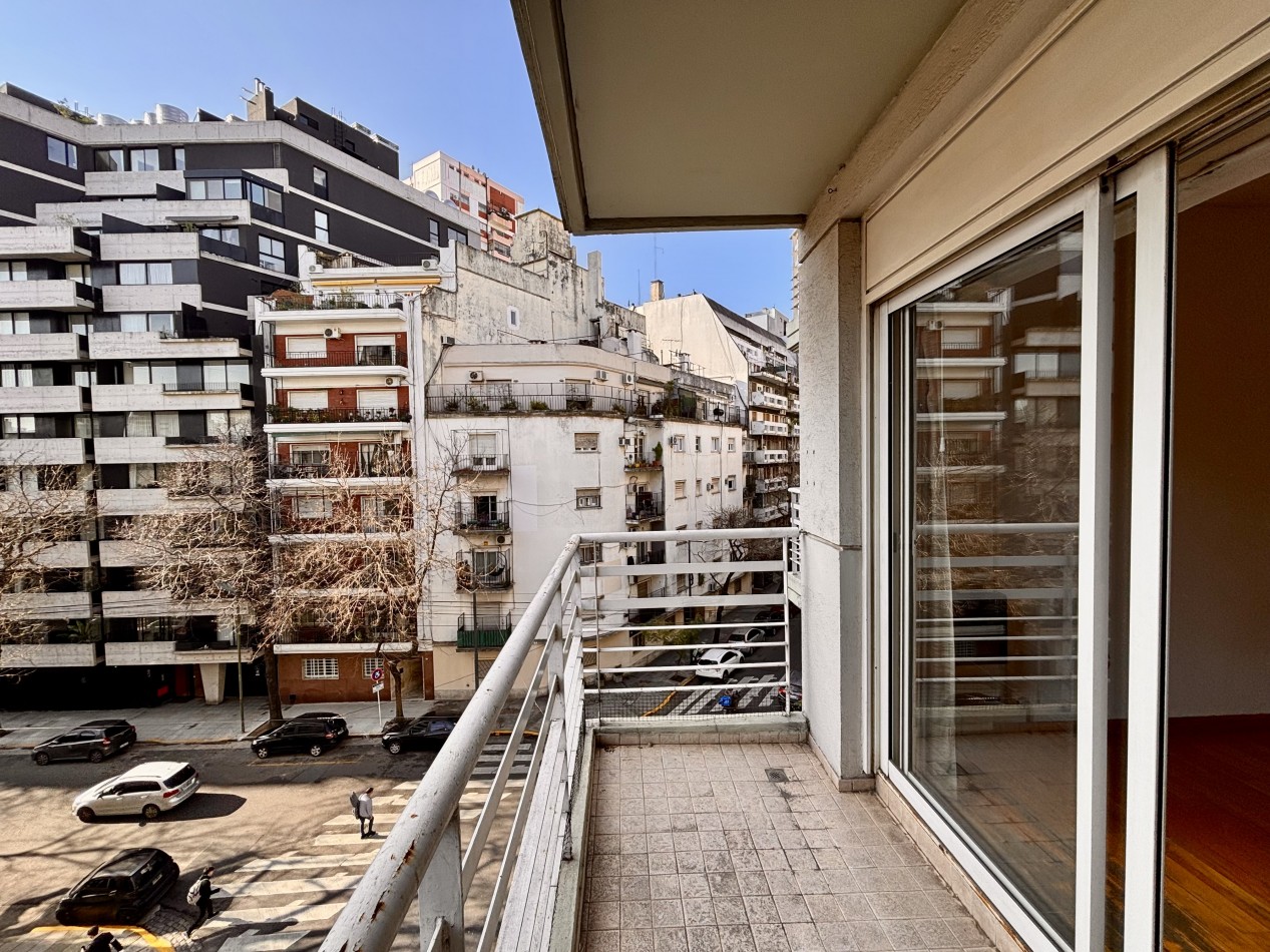 Hermoso dos ambienmtes al frente con balcon y COCHERA