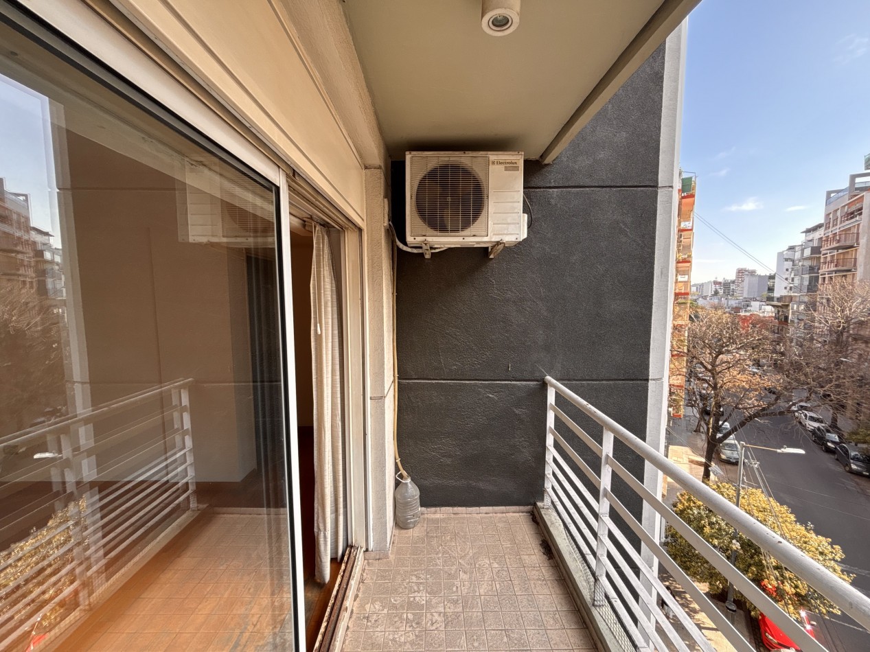 Hermoso dos ambienmtes al frente con balcon y COCHERA
