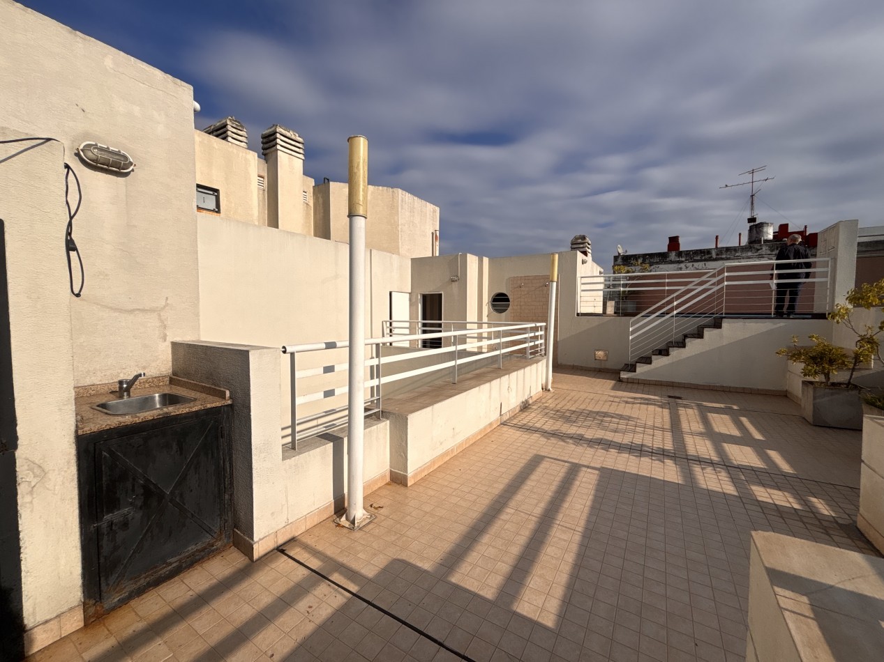 Hermoso dos ambienmtes al frente con balcon y COCHERA