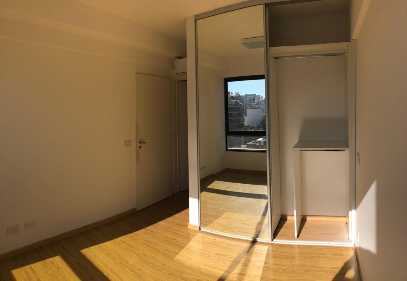 2 ambientes al frente con balcon cochera y toilette