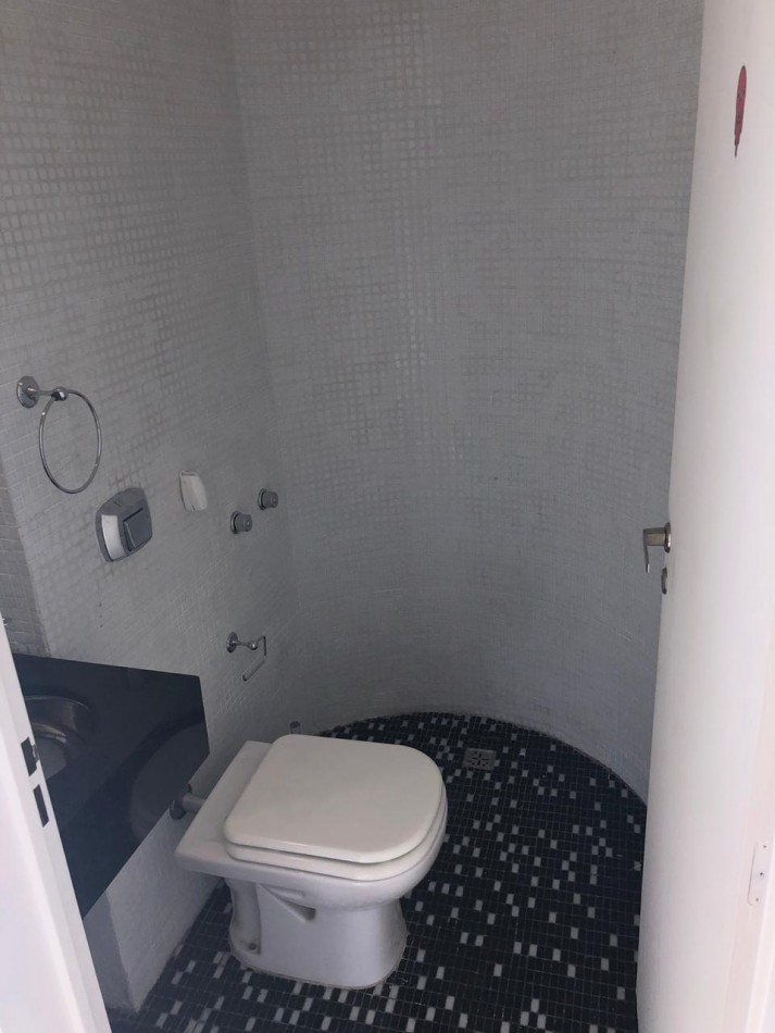 2 ambientes al frente con balcon cochera y toilette