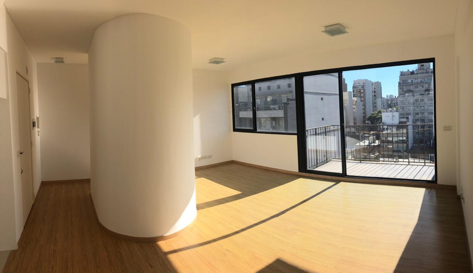 2 ambientes al frente con balcon cochera y toilette