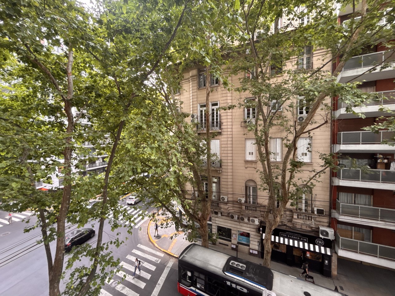 3 ambientes al frente co habitacion de servicio y Baulera