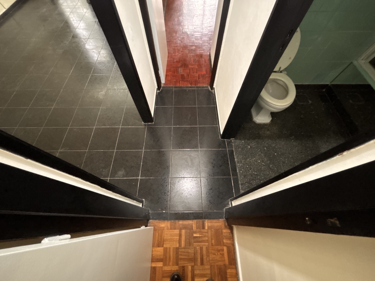 3 ambientes al frente co habitacion de servicio y Baulera