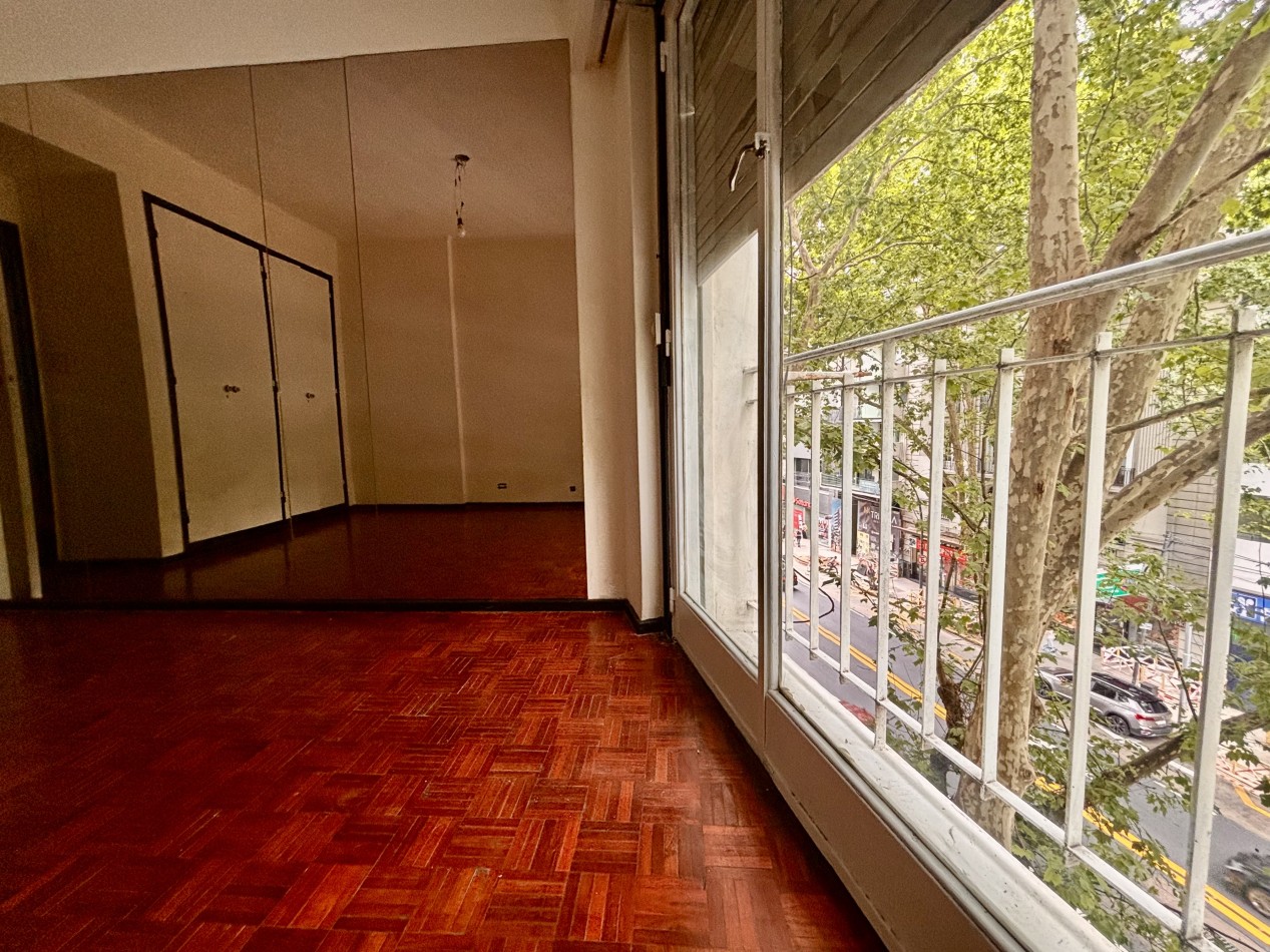 3 ambientes al frente co habitacion de servicio y Baulera