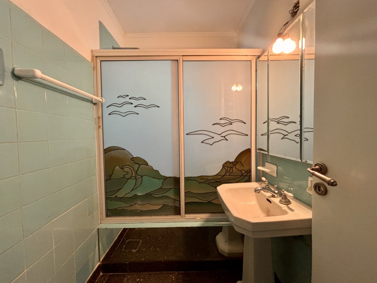 3 ambientes al frente co habitacion de servicio y Baulera