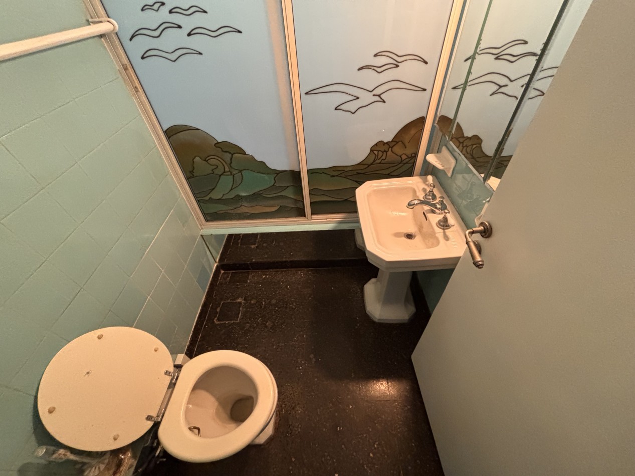 3 ambientes al frente co habitacion de servicio y Baulera