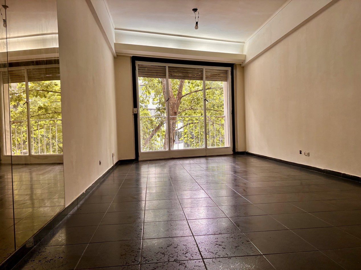 3 ambientes al frente co habitacion de servicio y Baulera