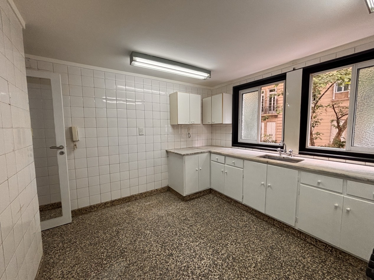 3 ambientes al frente co habitacion de servicio y Baulera