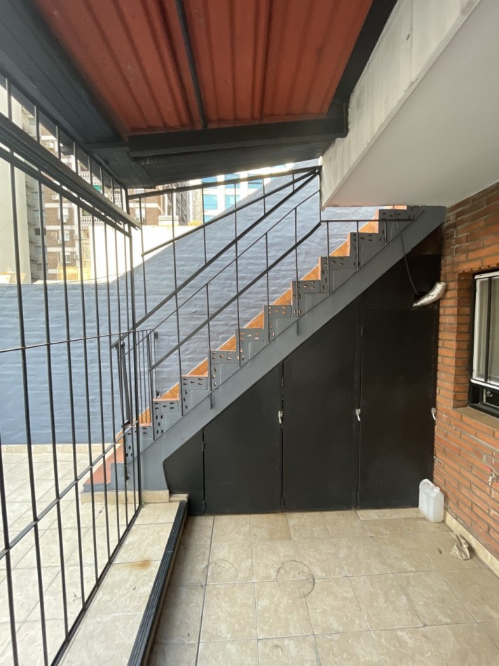 PH tipo casa sin expensas de 4 ambientes destino comercial o profesional.