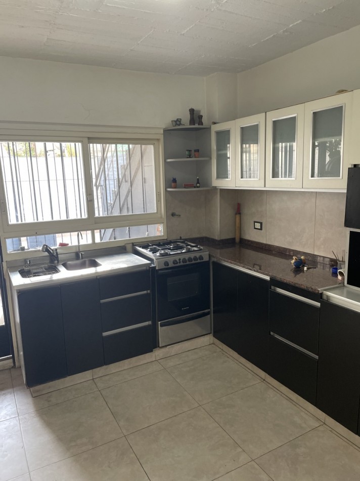 PH tipo casa sin expensas de 4 ambientes destino comercial o profesional.