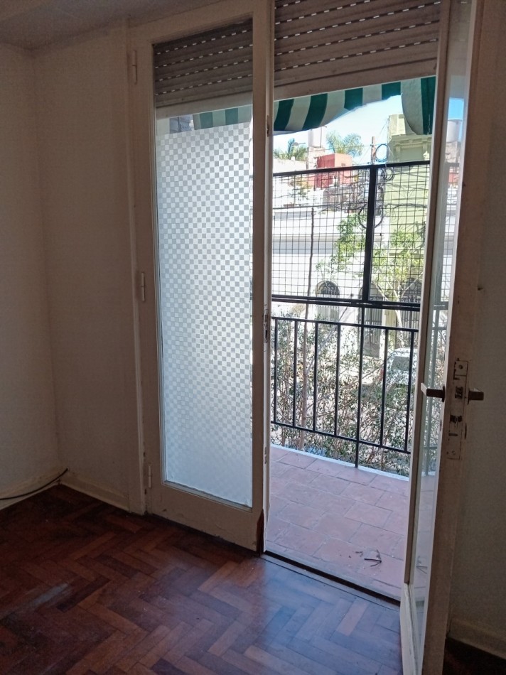 3 ambientes al frente con balcon
