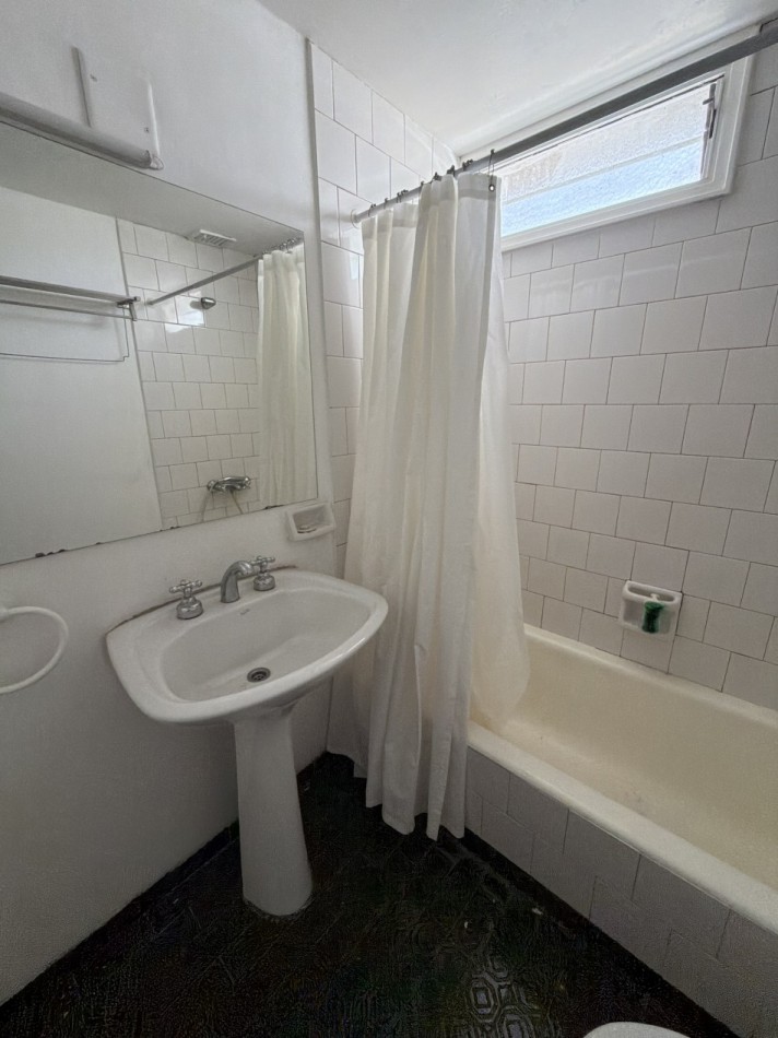 2 ambientes con balcon muy luminosos 