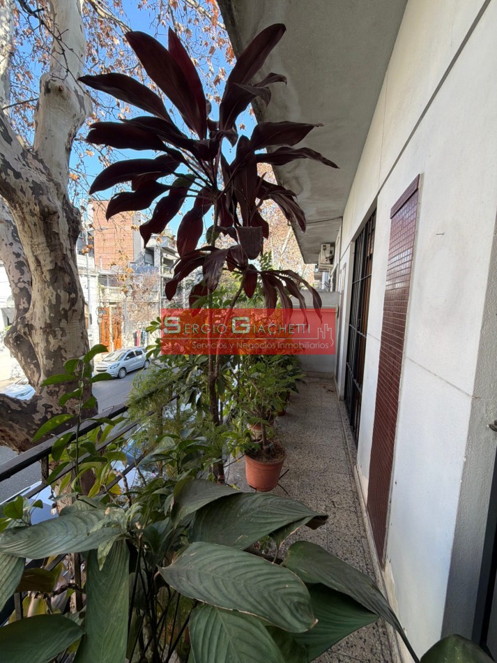 PH de 3 ambientes mas quincho al frente con balcon 