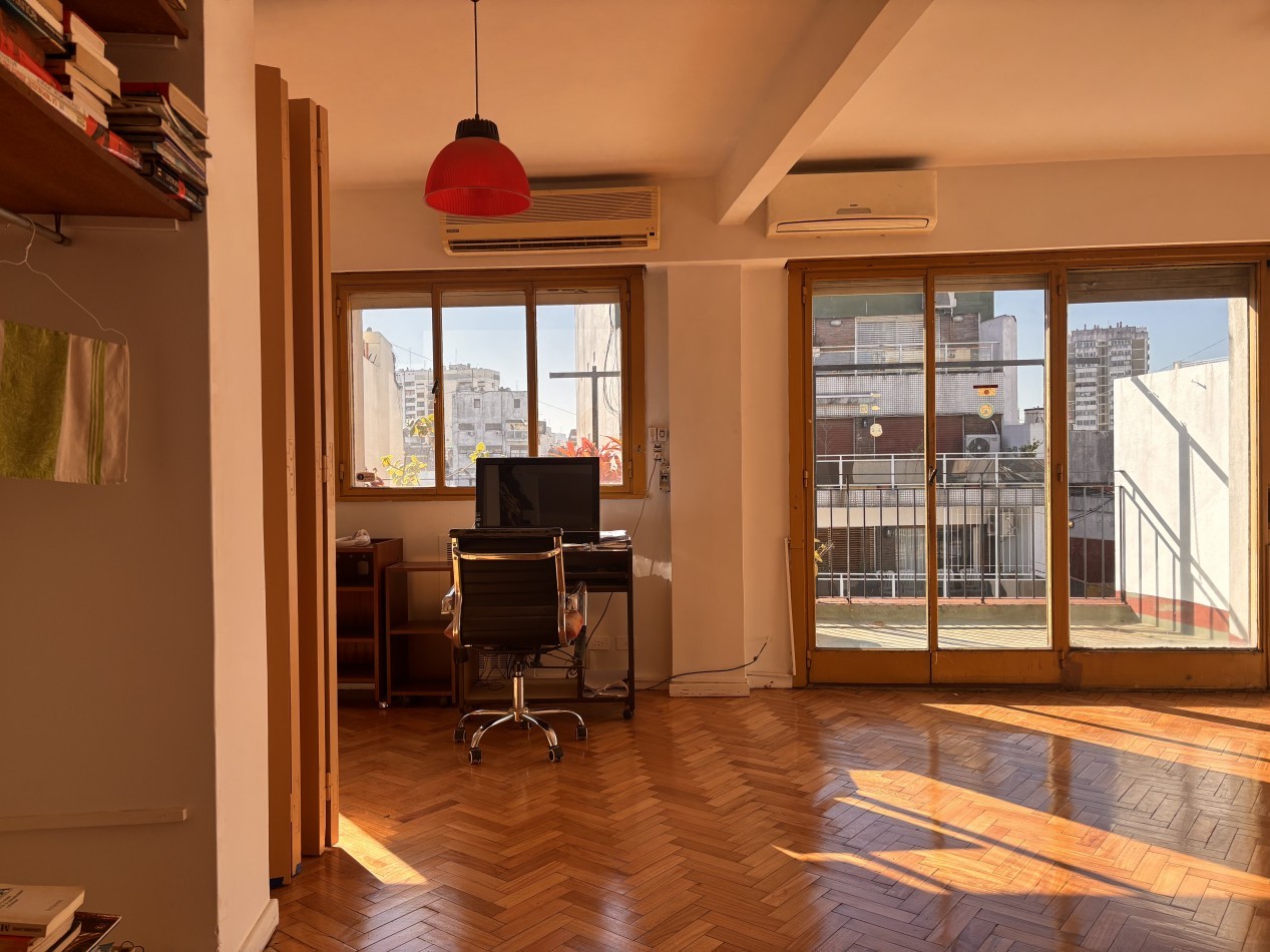 3 ambientes al frente con balcon terraza.