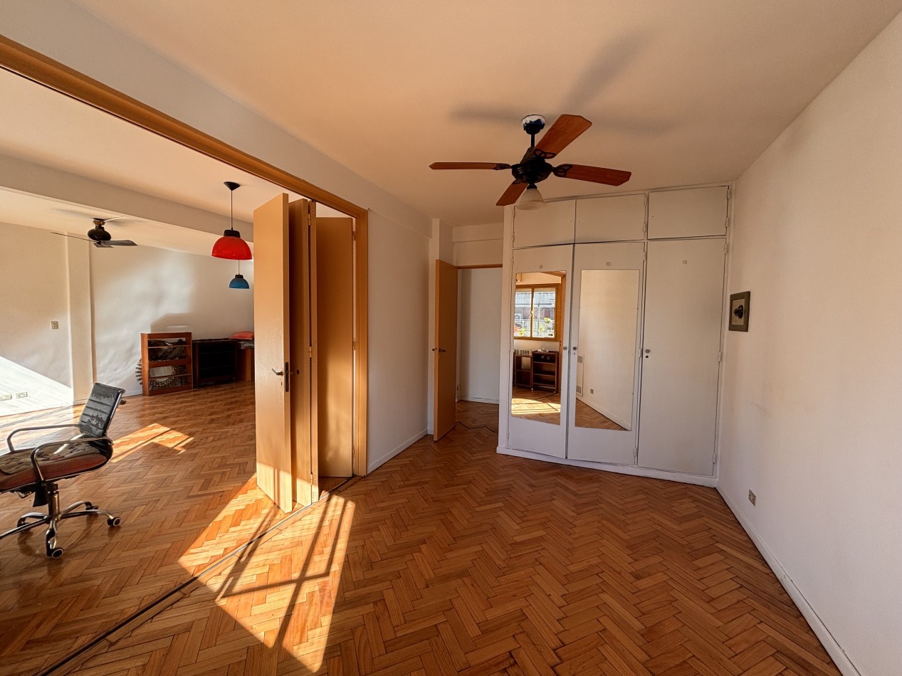 3 ambientes al frente con balcon terraza.