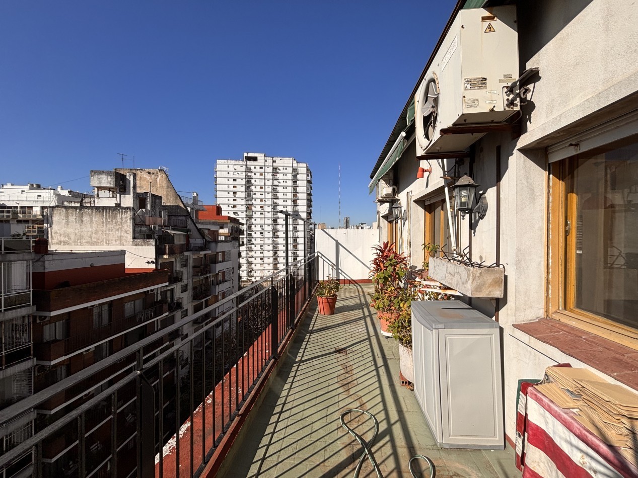 3 ambientes al frente con balcon terraza.