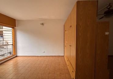 Monoambiente dividido con cocina separada y balcon frances - Excelente ubicacion con conexion a lineas E y H 